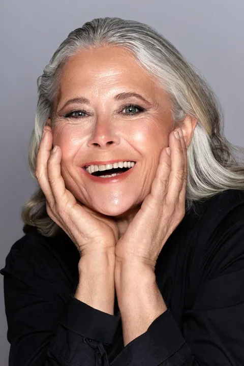 Annette  M. ist ein weibliches Best Ager Model mit blau-grünen Augen und silbergrauen Haaren aus Düsseldorf