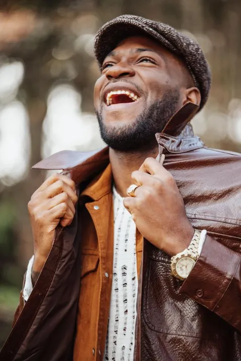 Steve P. ist ein männliches People of Color Model mit braunen Augen und schwarzen Haaren aus Stuttgart