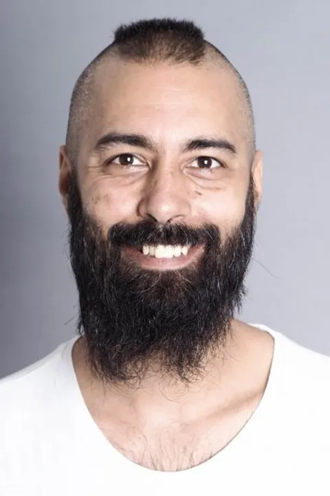 DAVE. e. R. ist ein männliches People of Color Model mit braunen Augen und schwarzen Haaren aus Stuttgart