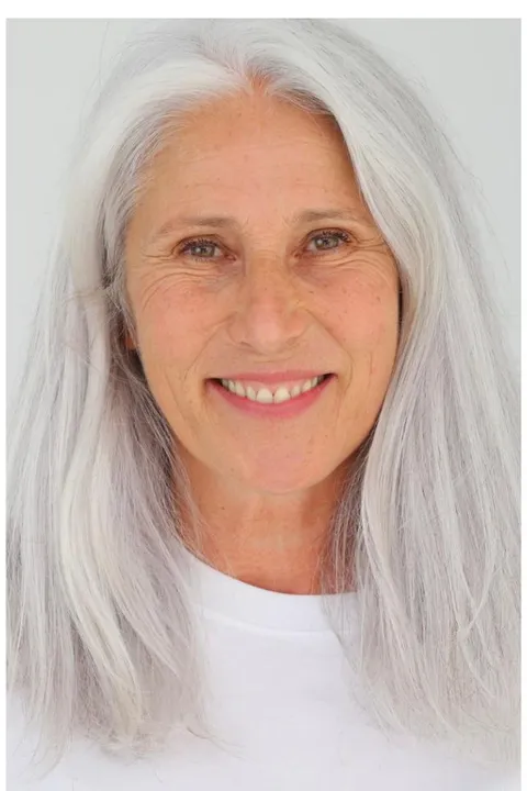 Debora M. ist ein weibliches Best Ager Model mit braunen Augen und weißen Haaren aus Mannheim