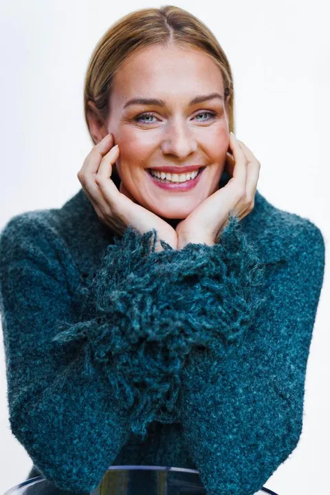 Alexandra H. ist ein weibliches Mainboard Model mit grau-grünen Augen und dunkelblonden Haaren aus München