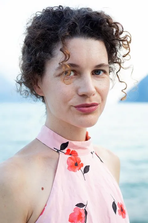 Sarah D. ist ein weibliches Mainboard Model mit blauen Augen und braunen Haaren aus München