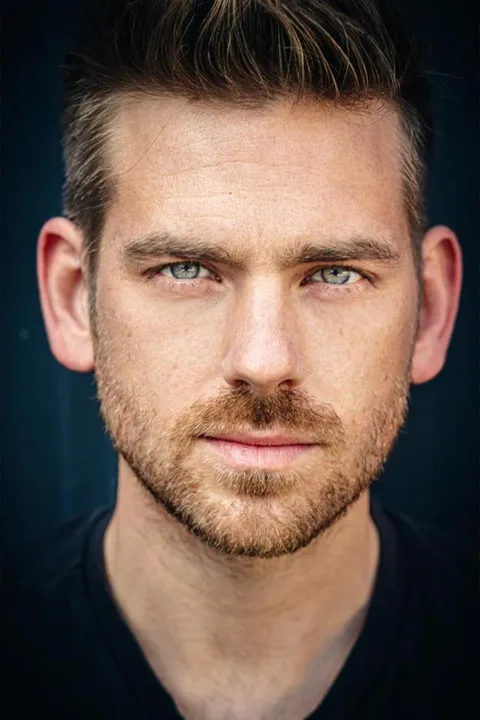 Dennis H. ist ein männliches People Model mit blau-grauen Augen und dunkelblonden Haaren aus Stuttgart