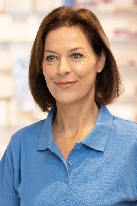 Mona F. ist ein weibliches Best Ager Model mit grün-braunen Augen und dunkelbraunen Haaren aus Stuttgart