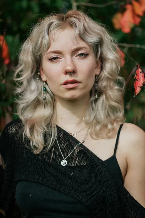 Delia S. ist ein weibliches Actors Model mit blau-grünen Augen und blonden Haaren aus Stuttgart