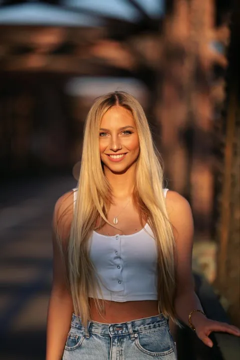 Barbara J. ist ein weibliches People Model mit blau-grünen Augen und aschblonden Haaren aus Stuttgart