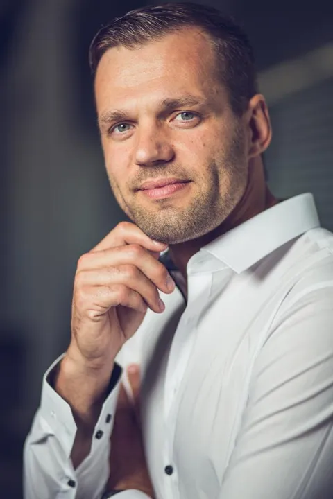 Wilhelm S. ist ein männliches People Model mit blau-grünen Augen und dunkelblonden Haaren aus Stuttgart