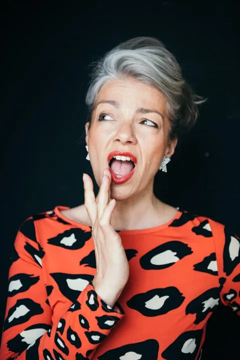 Susanne Hanka V. ist ein weibliches Best Ager Model mit braun-grünen Augen und silbergrauen Haaren aus Hamburg