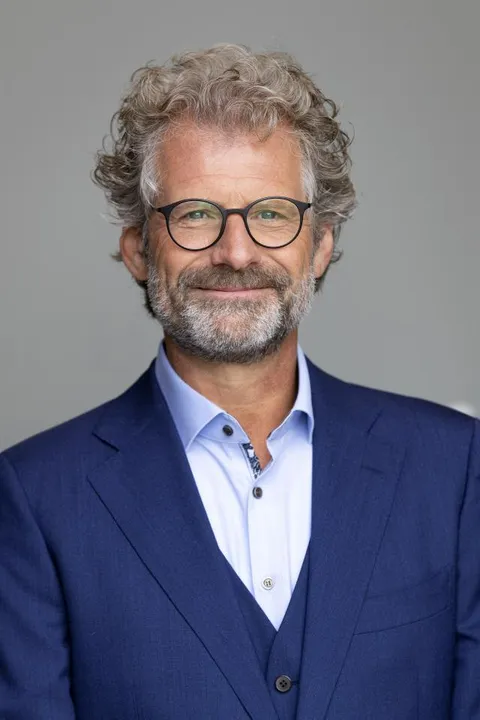 Bob L. ist ein männliches Best Ager Model mit blauen Augen und  grau en Haaren aus Ausland