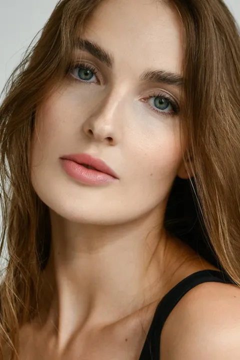 Jana B. ist ein weibliches Models Model mit grün-blauen Augen und dunkelblonden Haaren aus Stuttgart