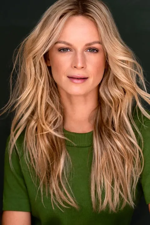 Melanie G. ist ein weibliches Mainboard Model mit blau-grünen Augen und blonden Haaren aus Österreich