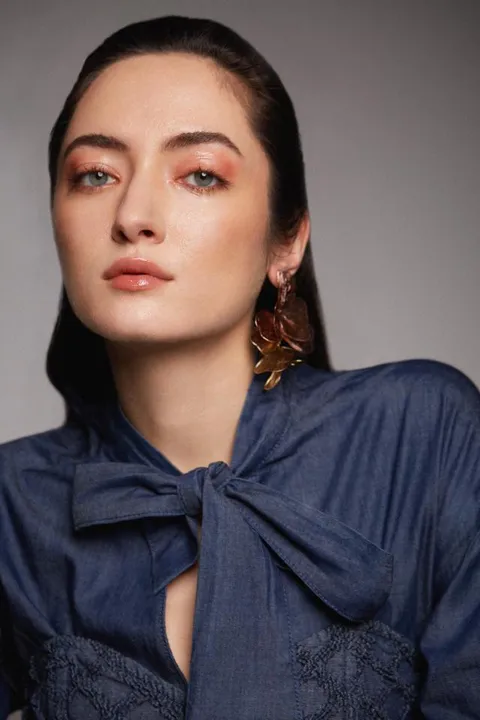 Lorena J. ist ein weibliches Actors Model mit blau-grünen Augen und braunen Haaren aus Stuttgart