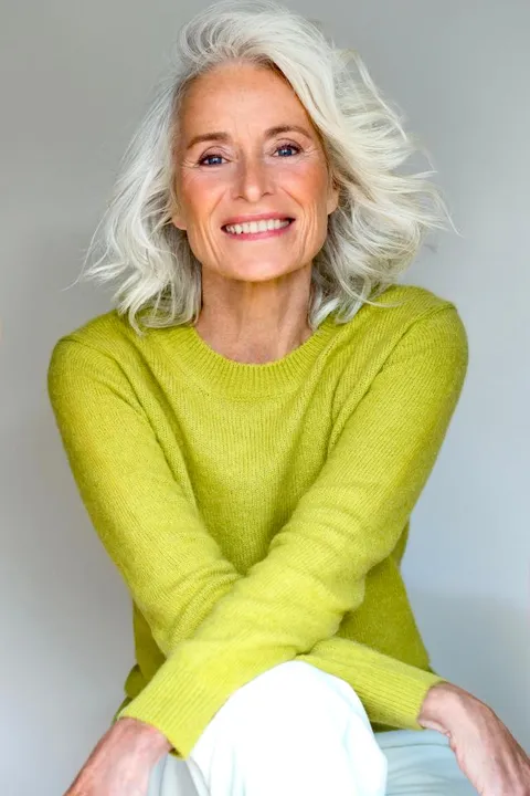 Hella W. ist ein weibliches Best Ager Model mit blauen Augen und weißen Haaren aus Stuttgart