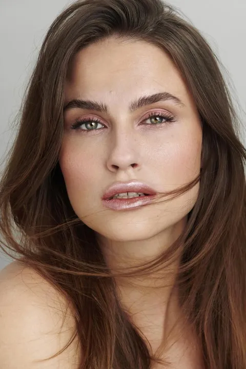 Eileen H. ist ein weibliches Actors Model mit blau-grünen Augen und braunen Haaren aus Stuttgart