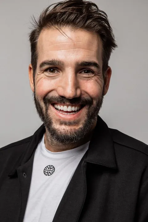 Denis K. ist ein männliches Commercials Model mit braun-grünen Augen und dunkelbraunen Haaren aus Frankfurt