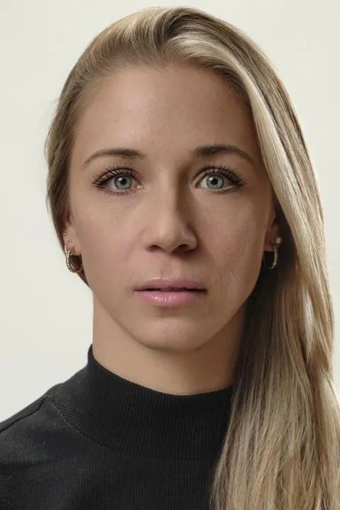 Selina S. ist ein weibliches Models Model mit blau-grünen Augen und blonden Haaren aus Stuttgart