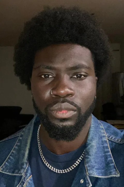Kobena  B. ist ein männliches People of Color Model mit braunen Augen und schwarzen Haaren aus Stuttgart