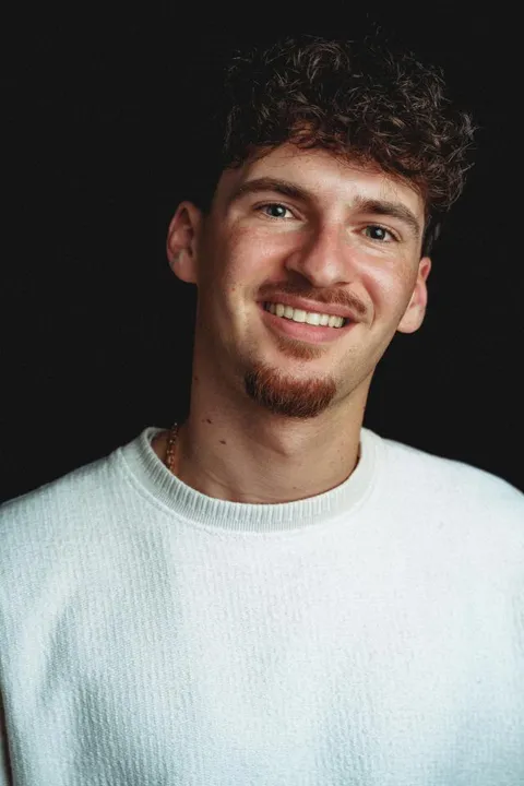 Kaltrim B. ist ein männliches People Model mit blauen Augen und dunkelbraunen Haaren aus Stuttgart