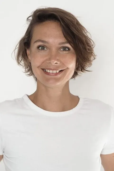 Jette v. ist ein weibliches People Model mit grünen Augen und braunen Haaren aus Stuttgart