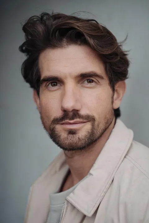 Fabiano  D. ist ein männliches Commercials Model mit grünen Augen und  braun en Haaren aus Köln