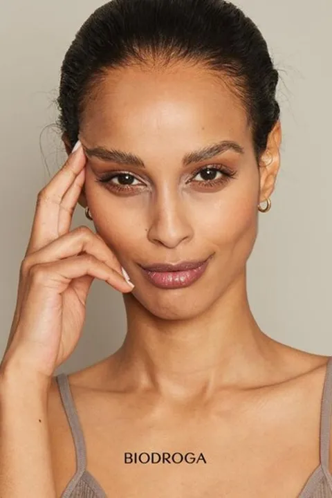 Fee S. ist ein weibliches People of Color Model mit braunen Augen und schwarzen Haaren aus Stuttgart