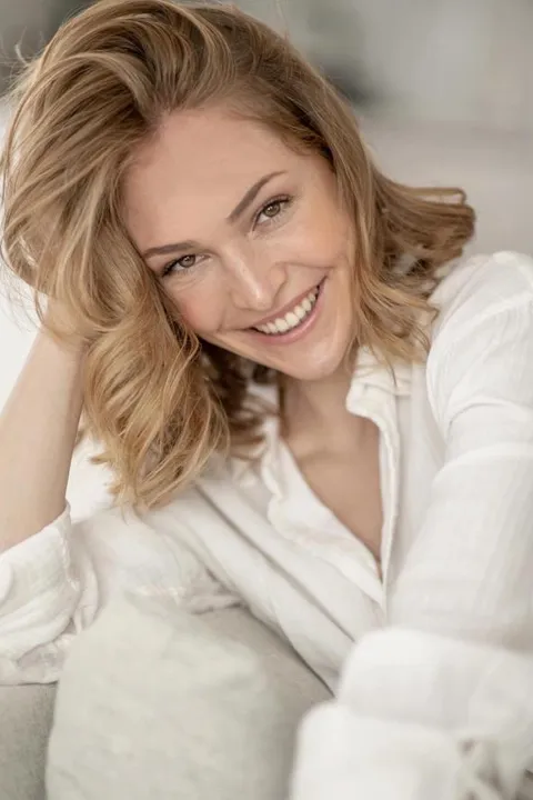 Isabelle B. ist ein weibliches Moderation Model mit braun-grünen Augen und blonden Haaren aus Köln