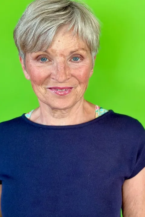 Monika H. ist ein weibliches Actors Model mit blauen Augen und grauen Haaren aus Frankfurt