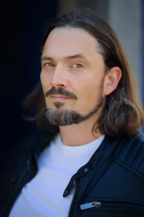 Gerwin D. ist ein männliches Actors Model mit braun-grünen Augen und dunkelbraunen Haaren aus Stuttgart