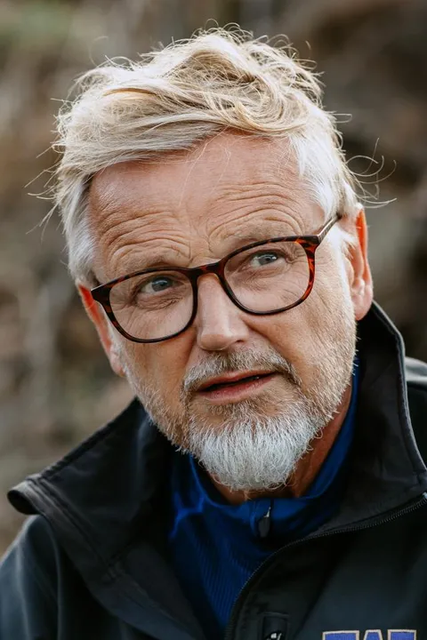 Steffen E. ist ein männliches Best Ager Model mit blauen Augen und gräulichen Haaren aus Hamburg