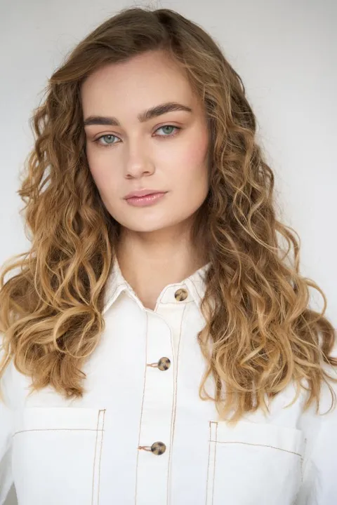 Lucia W. ist ein weibliches Fashion Model mit grünen Augen und dunkelblonden Haaren aus Bielefeld