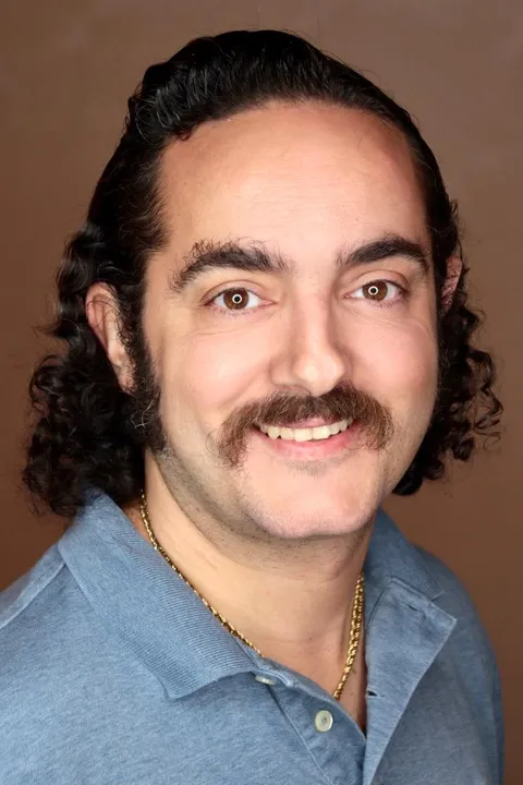Vincenzo G. ist ein männliches Actors Model mit braunen Augen und braunen Haaren aus Stuttgart