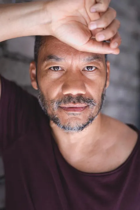 Tuan  D. ist ein männliches People of Color Model mit braunen Augen und silbergrauen Haaren aus Köln