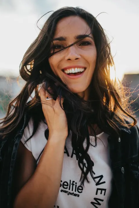 Johanna M. ist ein weibliches Mainboard Model mit braun-grünen Augen und  dunkelbraun en Haaren aus München