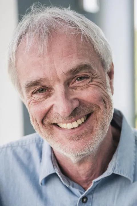 Andreas E. ist ein männliches Best Ager Model mit grünen Augen und grauen Haaren aus Stuttgart