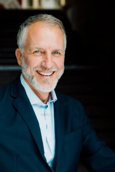 Stefan Wayne S. ist ein männliches Best Ager Model mit blauen Augen und gräulichen Haaren aus Stuttgart