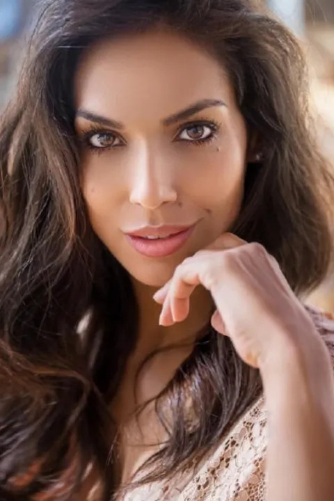 Canan Chandni B. ist ein weibliches People of Color Model mit braunen Augen und dunkelbraunen Haaren aus Stuttgart