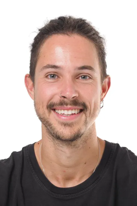 Lucas S. ist ein männliches People Model mit grau-grünen Augen und dunkelbraunen Haaren aus Stuttgart