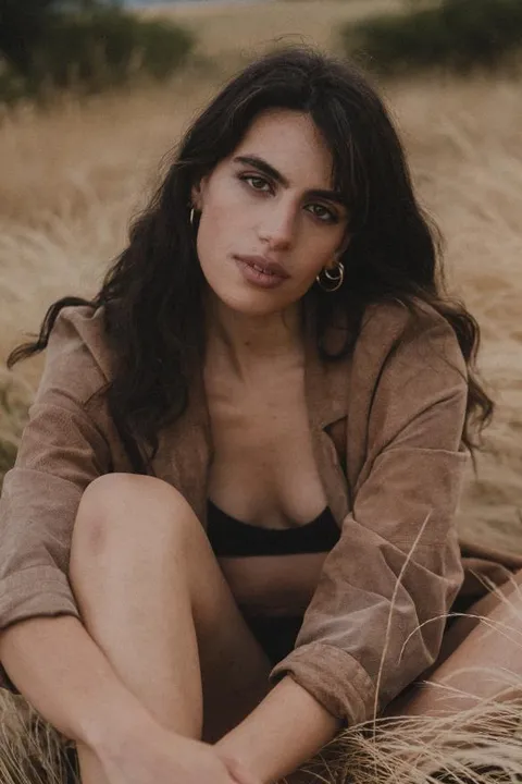 Aline D. ist ein weibliches People of Color Model mit braun-grünen Augen und dunkelbraunen Haaren aus Frankfurt