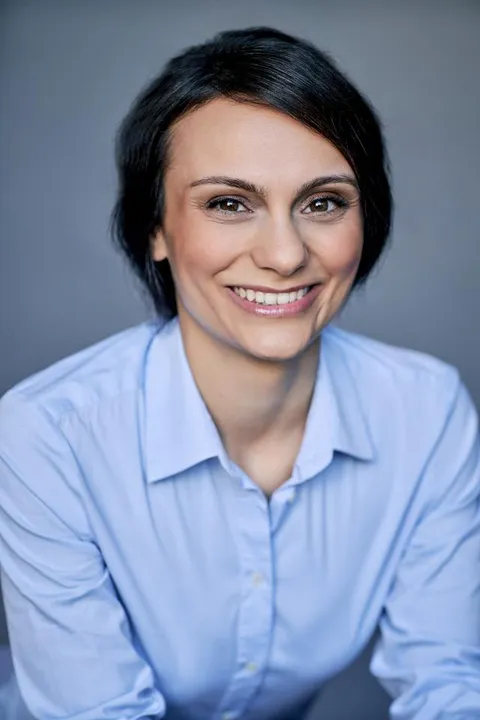 Eleni T. ist ein weibliches Actors Model mit braunen Augen und schwarzen Haaren aus Frankfurt