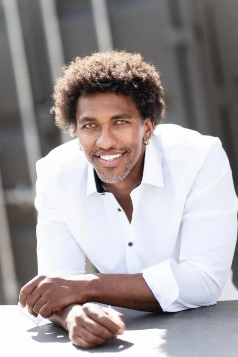Marcio O. ist ein männliches People of Color Model mit grünen Augen und schwarzen Haaren aus Stuttgart
