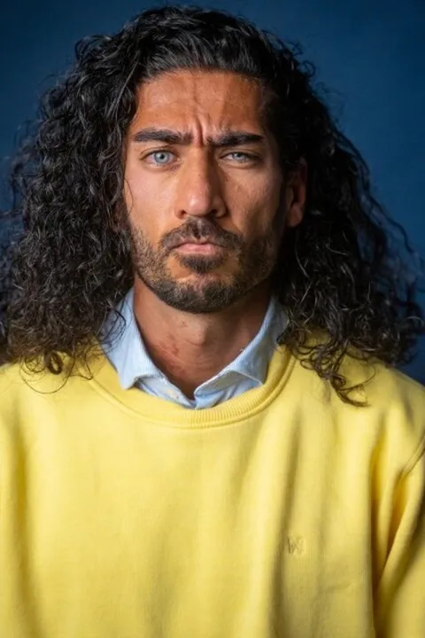 Saeed A. ist ein männliches People of Color Model mit blauen Augen und schwarzen Haaren aus Köln