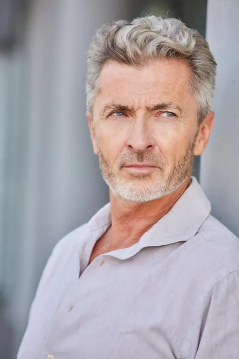 Oliver K. ist ein männliches Best Ager Model mit blauen Augen und gräulichen Haaren aus Düsseldorf