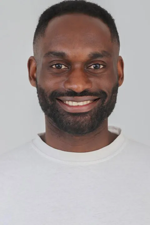 Eric N. ist ein männliches People of Color Model mit braunen Augen und schwarzen Haaren aus Stuttgart