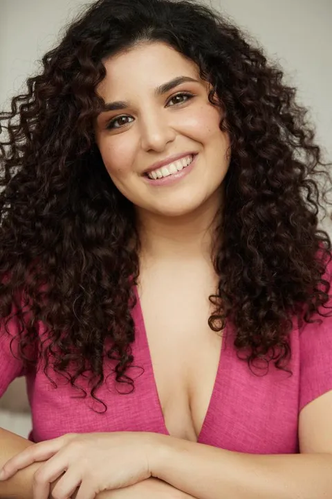 Zeynep K. ist ein weibliches Mainboard Model mit braunen Augen und braunen Haaren aus Bielefeld