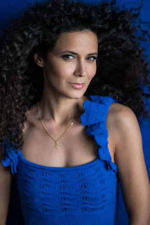 Khaoula S. ist ein weibliches Mainboard Model mit braunen Augen und braunen Haaren aus Stuttgart