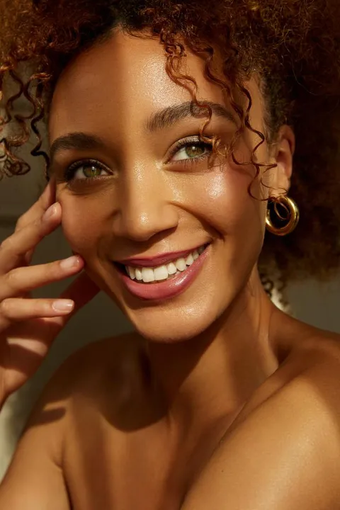 Darleen Z. ist ein weibliches People of Color Model mit braun-grünen Augen und hellbraunen Haaren aus Köln