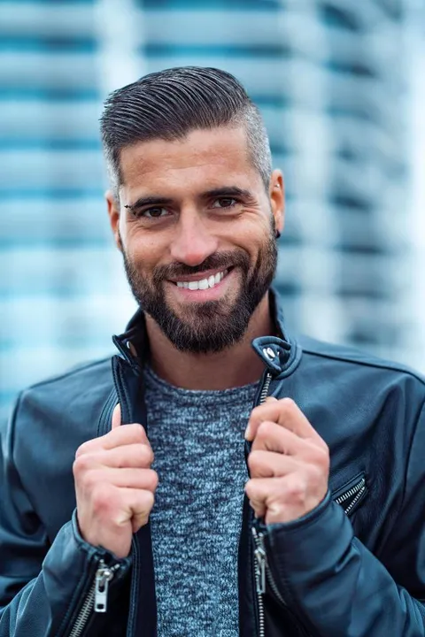 Konstantinos  M. ist ein männliches Beauty Model mit braunen Augen und braunen Haaren aus München