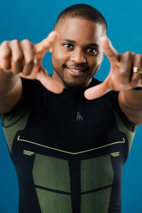 Jean Bernard S. ist ein männliches People of Color Model mit braunen Augen und schwarzen Haaren aus Stuttgart
