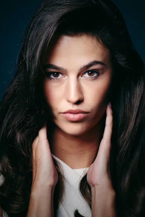 Selina K. ist ein weibliches Mainboard Model mit braunen Augen und dunkelbraunen Haaren aus Frankfurt