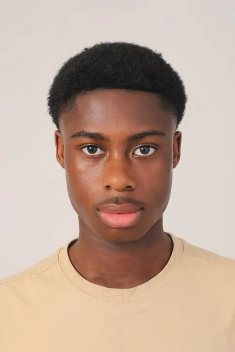 Mouhiyodin S. ist ein männliches People of Color Model mit braunen Augen und schwarzen Haaren aus Stuttgart